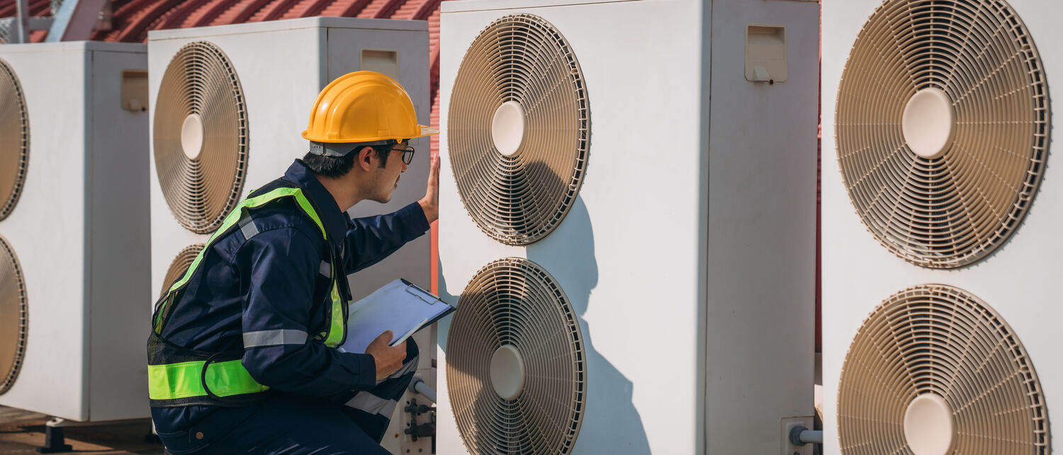 Técnico DICAFRI dando mantenimiento a equipo de refrigeración